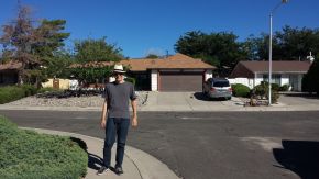 Robert vor der White Residence in Albuquerque am Tag des Serienfinales von Breakind Bad