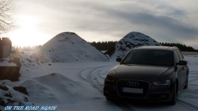 Audi A4 im Schnee bei untergehender Sonne