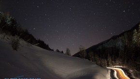 Straße bei Nacht im Skigebiet