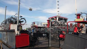 Amsterdam schwimmendes Fahrradparkhaus