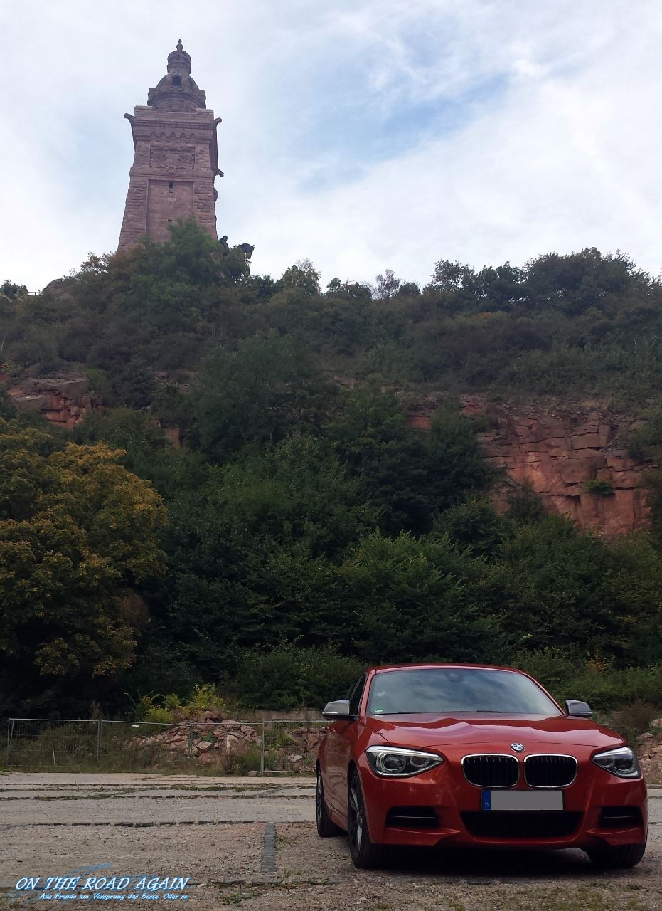 BMW M135i vor Kyffhäuserdenkmal