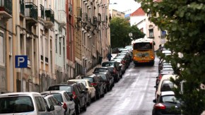 Bus in enger Straße in Lissabon