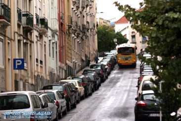 Bus in enger Straße in Lissabon