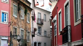 Farbenfroh trifft auf farblos in Lissabon