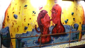 The Kiss - Streetart Galery in Lissabon