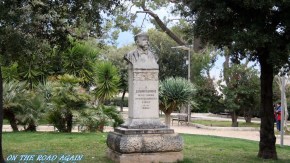 Barnaba Statue im Park in Monopoli