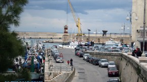 Hafen Monopoli mit Leuchtturm