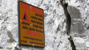 Warnschild an der Steilküste von Vieste