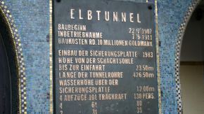 Schild am Eingang alter Elbtunnel Hamburg