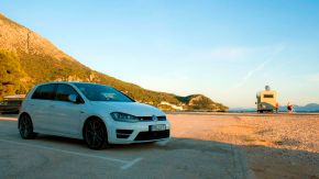 VW Golf R an der Adriaküste in Dalmatien, Kroatien