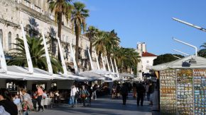 Verkaufsstände am Hafen von Split