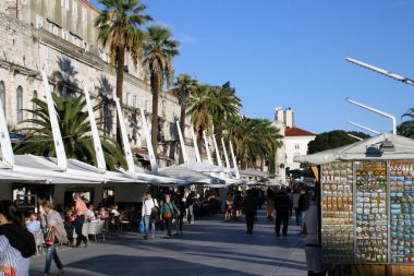 Verkaufsstände am Hafen von Split