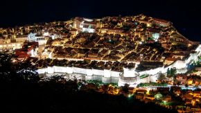Altstadt von Dubrovnik bei Nacht