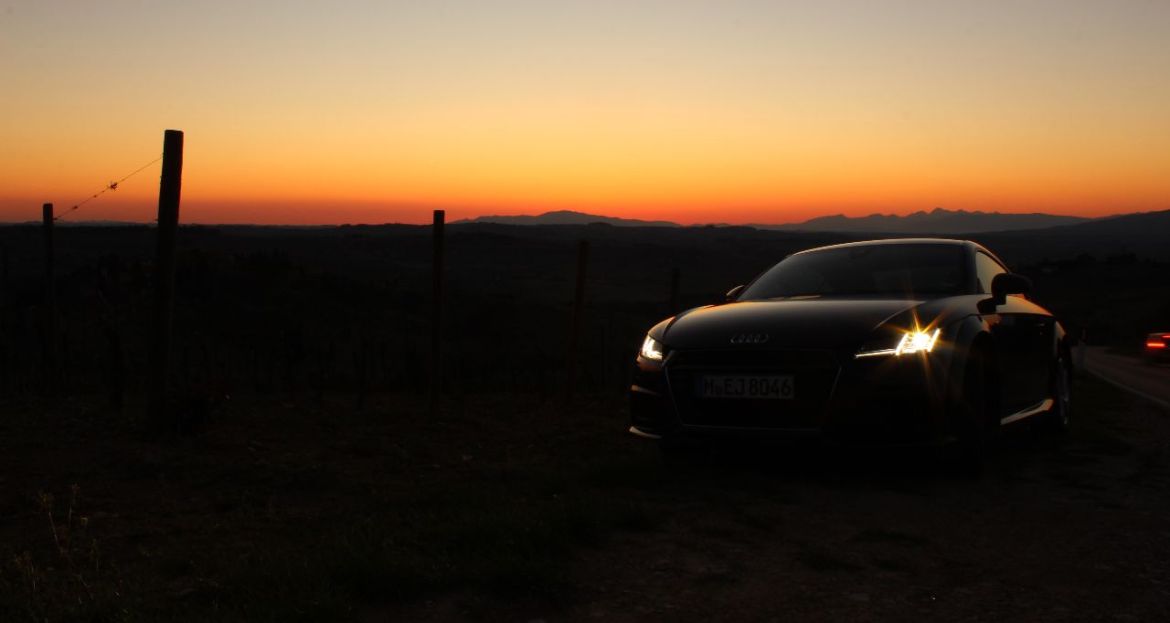 Audi TT im toskanischen Sonnenuntergang