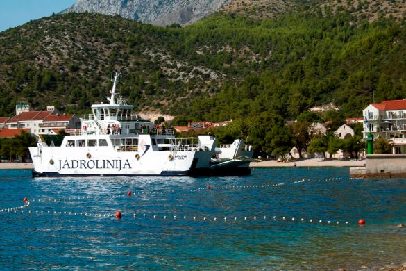 Autofähre der Jadrolinija im Hafen von Drvenik