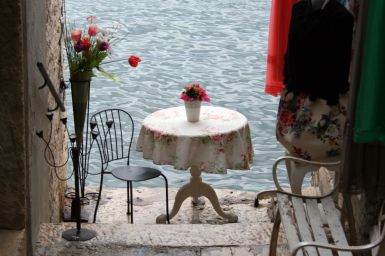 Tisch am Meer in Rovinj