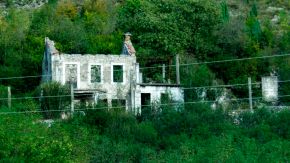 Verfallenes Haus in Bosnien