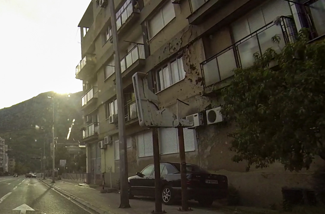 Zerstörtes Straßenschild in Mostar