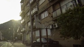 Zerstörtes Straßenschild in Mostar