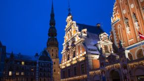 Petrikirche in Riga zur blauen Stunde