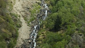 Kleiner Wasserfall in den Alpen