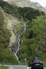 Kleiner Wasserfall in den Alpen