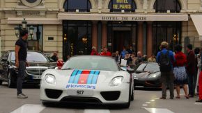 Porsche 918 Spyder vor dem Hotel de Paris in Monaco
