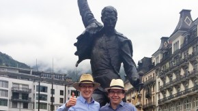 Team Strohhut an der Freddie Mercury Statue