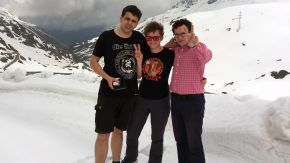 Team Strohhut und Connie & Blyde auf dem verschneiten St. Bernhard Pass