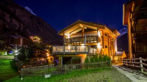 Beleuchtetes Hotelhaus in Zermatt