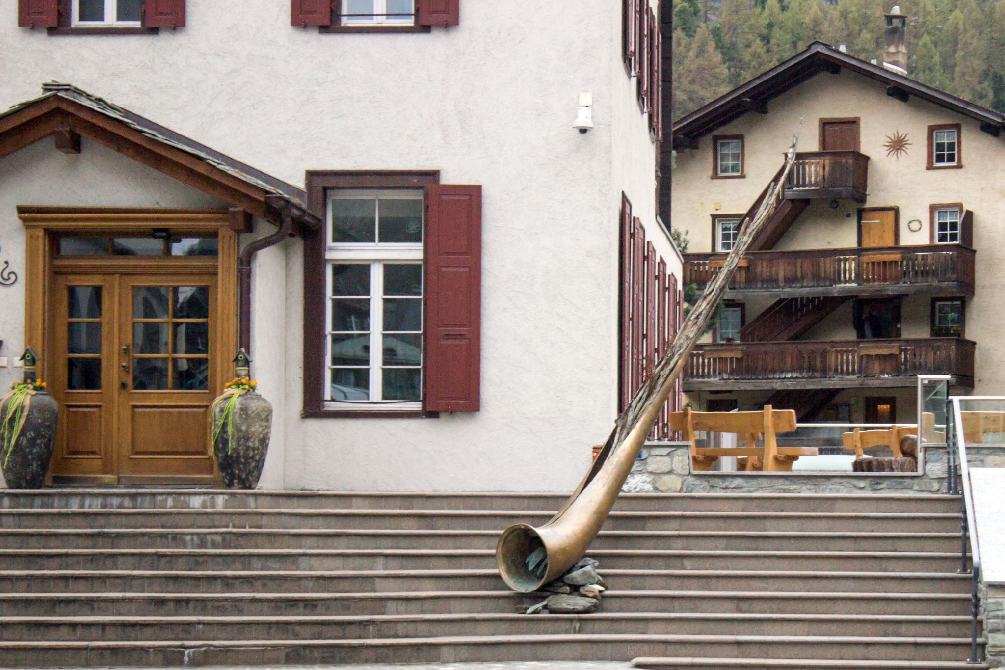 Großes Alphorn am Gemeindehaus Zermatt