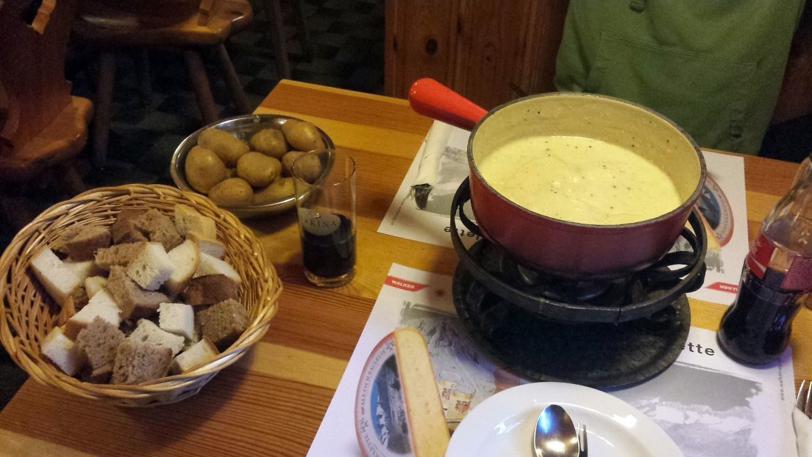 Klassisches Schweizer Käse Fondue im Café DuPont, Zermatt