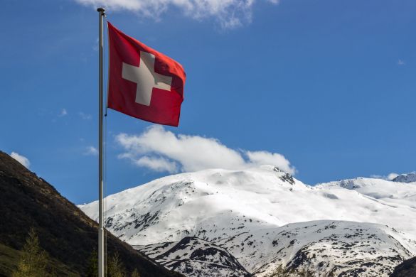 Schweizer Flagge vor Bergpanorama