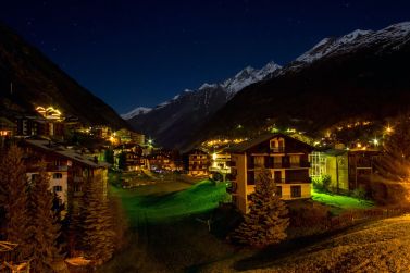 Zermatt und Bergkam bei Nacht