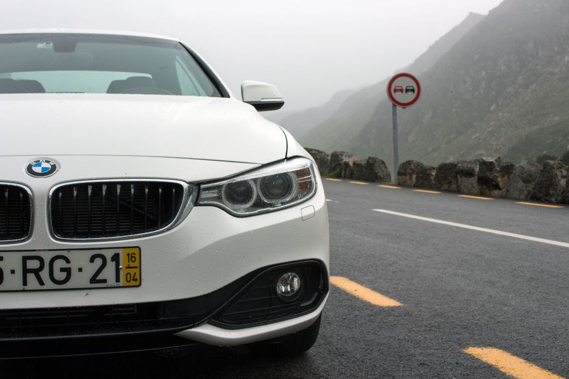 BMW 4er Cabrio im Gebirge