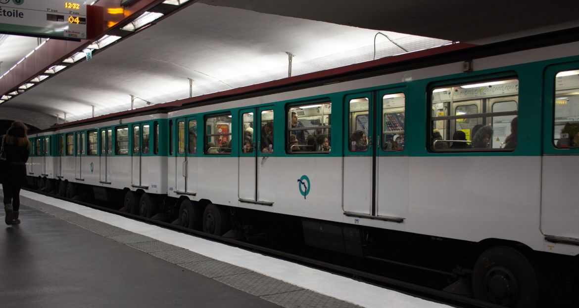 Metro in Paris auf Gummireifen