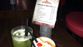 Cocktail in der Bar Prague, London