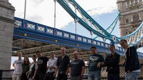 Teilnehmer vor der London Bridge