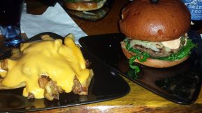Bison Burger mit Cheese Fries bei Smokey Burger NYC
