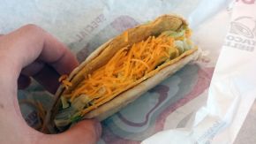 Cheesy Gordita Crunch bei Taco Bell