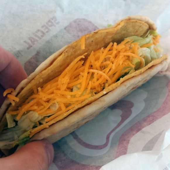 Cheesy Gordita Crunch bei Taco Bell