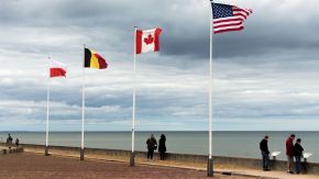 Flaggen am Omaha Beach