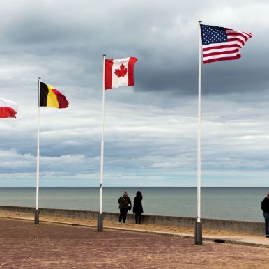 Flaggen am Omaha Beach