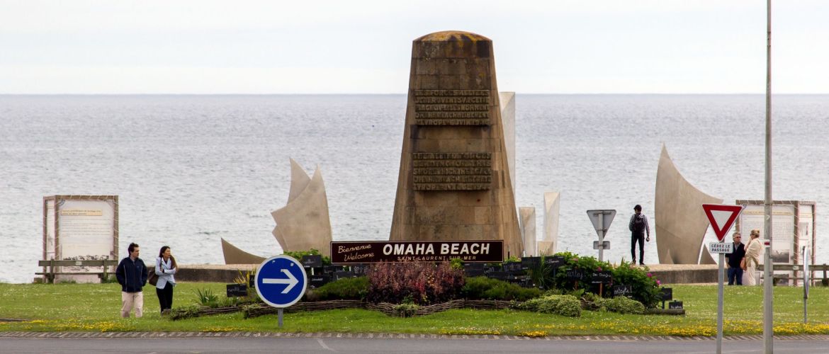 Omaha Beach Schild und Memorials