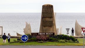 Omaha Beach Schild und Memorials