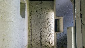 Schrapnellschäden am Bunkereingang