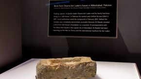 Stein aus dem Haus von Osama Bin Laden 9 11 Museum New York City