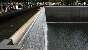 Wasserfall am 9 11 Memorial World Trade Center New York City