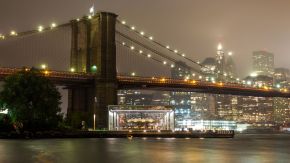 Brooklyn Bridge Pfeiler bei Nacht