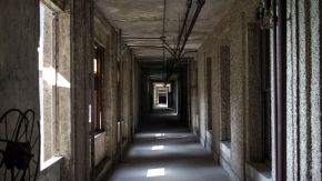 Gang im alten Krankenhaus von Ellis Island